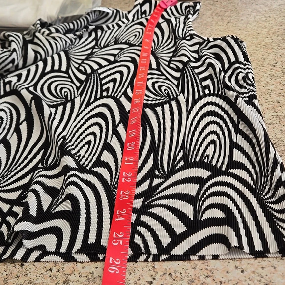Ninety Woman Black & White Abstract Pattern Sleeveless Top Women size 3X - Picture 5 of 6
